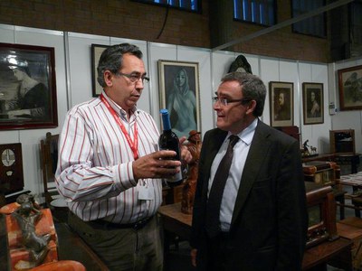 Àngel Ros saludant els expositors.