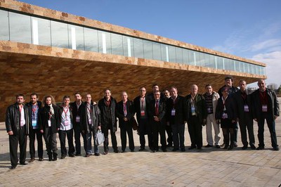 3. Foto de família a l'exterior de La Llotja, després de les primeres sessions del congrés..