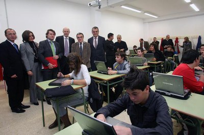 Els representants d'Ensenyament, Microsoft, Toshiba, Santillana amb l'alcalde de Lleida a una de les aules on s'està desenvolupant el projecte..