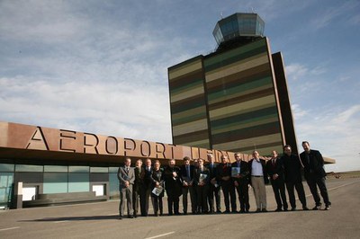 Les autoritats davant de l'edifici de l'Aeroport, que comença a funcionar aquest gener..