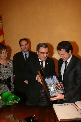 L'alcalde ha lliurat al ministre una reproducció dels gegants de Lleida..