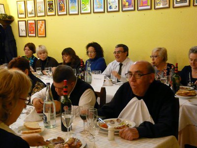 Àngel Ros i M. Rosa Ball, acompanyats de l'associació de jubilats i pensionistes dels Blocs Joan Carles-La Mercè.