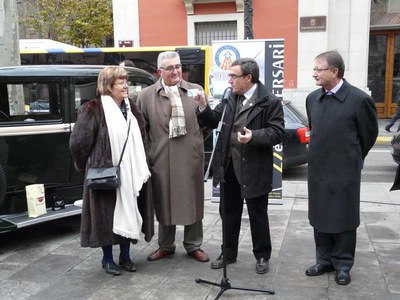 El Club de Vehicles Històrics, en el moment d'entrega del carnet de soci honorífic al paer en cap.