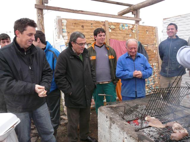 S'ha preparat carn a la brase, botifarra i pa amb oli