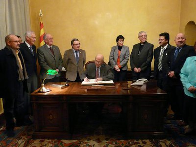 Joan Rigol ha firmat al llibre d'Or de la Ciutat.