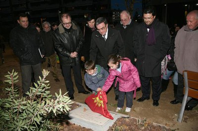 Àngel Ros ha descobert la placa amb motiu de la inauguració de la plaça.
