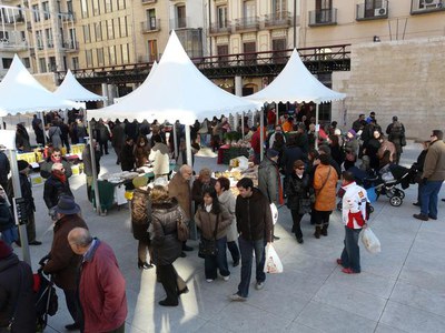 Imatge del Mercat de Proximitat, ple de ciutadans.