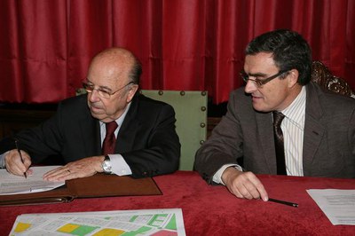 L'alcalde de Lleida, Àngel Ros, i Julio Sorigué, president del Patronat de la Fundació Privada Sorigué, han formalitzat l'acord que permetrà la const….