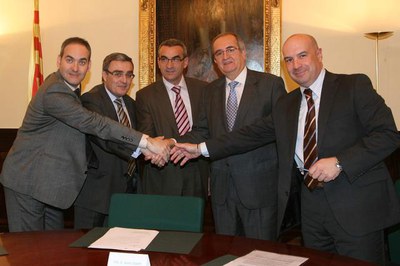 Moment de la rubricació de l'acord.