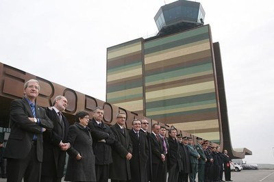 3. Les autoritats, esperant l'arribada del vol..