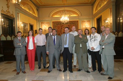 L'alcalde, amb els patrocinadors del Bus Turístic.