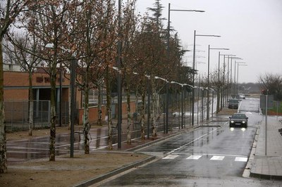 La urbanització ha consistit en la construcció d'una rambla central per als vianants i calçades laterals per regular el transit.