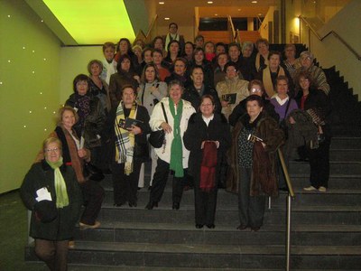 Les integrants del casal de la dona, a l'escala d'accés a la 1a planta de la Llotja des del vestíbul..