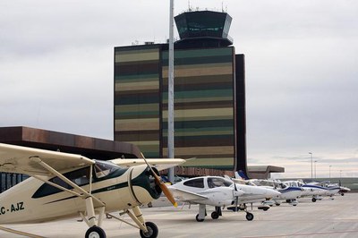 L'aeroport Lleida-Alguaire ha registrat avui un gran volum d'aeronaus.