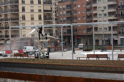 Amb la instal·lació del mobiliari urbà, la plantació d’arbustos i plantes i la col·locació de les fonts s'encara la recta final de la 1a fase del cob….