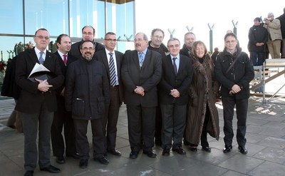 Àngel Ros, amb les autoritats que han presenciat el primer vol comercial des de Lleida..