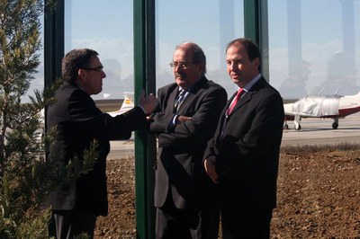 L'alcalde, amb el secretari de Mobilitat de la Generalitat, Manel Nadal, i el director de Ports i Aeroports, Oriol Balaguer..
