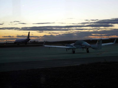 L'avió, a punt d'enlairar-se.