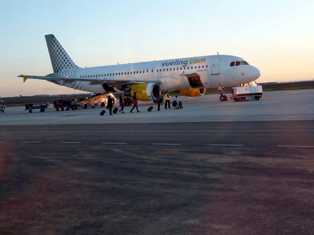 Moment en què els passatgers accedeixen a l'avió amb destí Palma de Mallorca