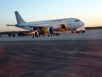 Moment en què els passatgers accedeixen a l'avió amb destí Palma de Mallorca.