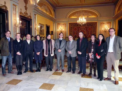 4. Imatge de grup al saló de sessions de la Paeria..