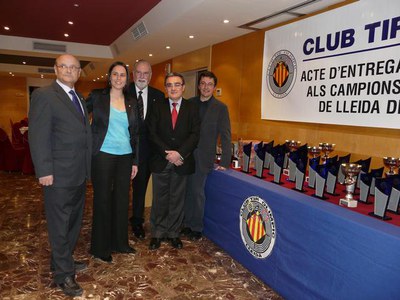 Àngel Ros, amb diversos representants del Club de Tir.