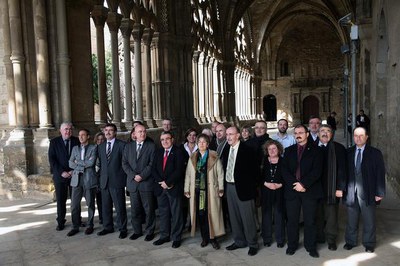 L'alcalde, el conseller Tresserras i la tinenta d'alcalde Montse Parra amb els membres dels dos consells constituïts avui, al claustre de la Seu Vell….