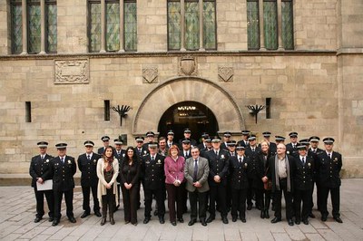 Els nous agents, els nous caporals i sergents, davant del Palau de la Paeria..