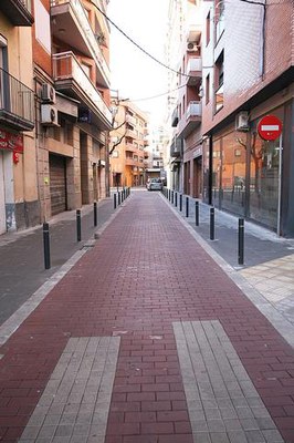 A banda de la reurbanització de la via, també s’ha renovat la xarxa d’aigua, s’han instal•lat nous embornals i s'ha canviat l’enllumenat i el mobilia….