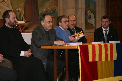 L'alcalde s'adreça al públic. A les seves mans, un exemplar del diccionari català-romanès que s'ha presentat..