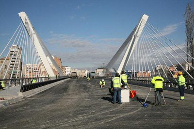Operaris realitzant les proves de càrrega pertinents.