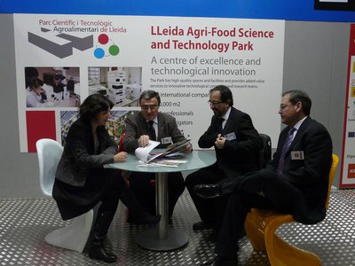 El Parc Científic compta amb estand al pavelló 9, a la imatge, l'alcalde Ros amb el gerent del parc, Josep Clotet, el director d'Acces, A.Saldaña i l….