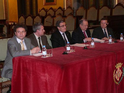 Fotografia de la taula presidencial.