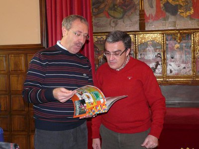 Àngel Ros i Joan Parralejo, en l'intercanvi de regals.