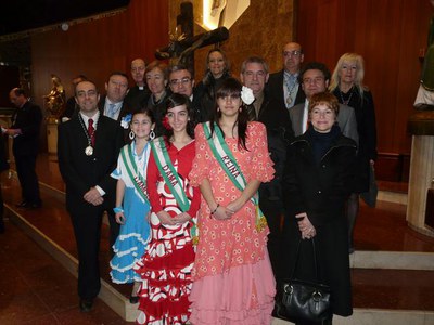 Àngel Ros i diversos assistents a l'acte, a l'acabar la missa.