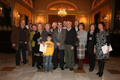 Els descendents de Josep Solanes, fills i nets, amb el paer en cap i la tinenta d'alcalde de Cultura, Montse Parra,  i la cap de l'Arxiu Municipal, E….