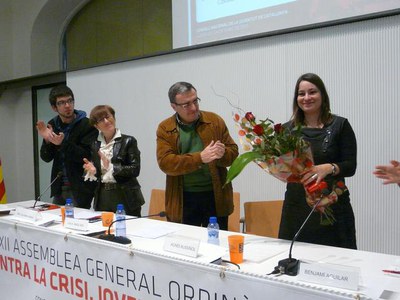 La presidenta sortint del consell, Agnès Russinyol, ha rebut un ram de flors per part dels seus companys.