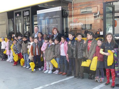 Els nens han visitat les cotxeres municipals i han pujat a l'autobús.
