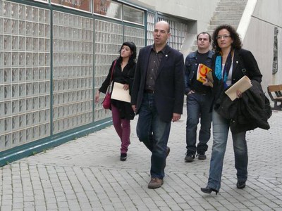 Ball, Minoves i Faus, a l'entrada del Casal de la Dona.