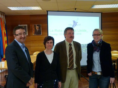 Montse Mínguez i Victor Orrit, abans de començar la presentació de la ruta del vi de Lleida.