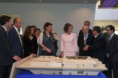 2. L'equip d'arquitectes i l'alcalde han explicat el projecte davant de la maqueta..