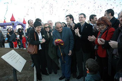 2. Un infant ha ajudat a descobrir la placa inaugural..