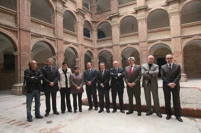 Totes les autoritats, al centre del Claustre del futur Parador, que serà un dels millors de l'estat en el segment de ciutats. Tindrà 53 habitacions, ….