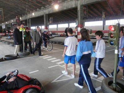 Àngel Ros, Sara Mestres i Josep Ramon Ibarz han presidit la posada en marxa del Parc Infantil de Trànsit.