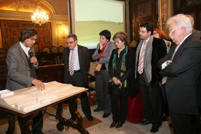 El projecte definitiu del Museu s'ha presentat al saló de sessions, on s'hi ha instal·lat una maqueta del futur equipament..