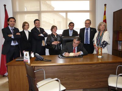 Àngel Ros ha firmat al llibre d'honor de l'Ajuntament de Torrefarrera.