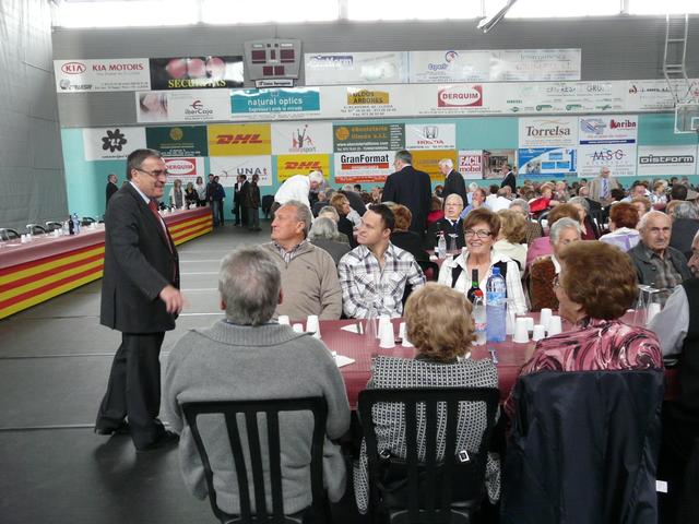 El paer en cap, saludant els jubilats i pensionistes de Torrefarrera