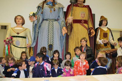 Els alumnes dels Ceips Antoni Bergós, Creu del Batlle i Cappont han visitat avui l'IMAC. A la imatge, amb la tinenta d'alcalde Montse Parra..