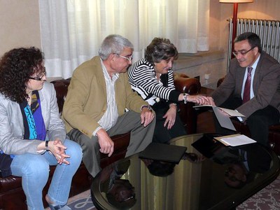 Mateu i Ferrer han mostrar a l'alcalde fotografies del centre "Ciutat de Lleida".