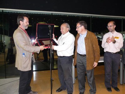 Àngel Ros ha fet entrega del premi a Txema Bravo.